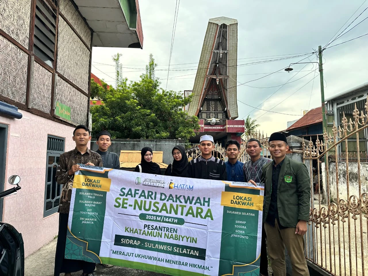 Para mahasantri Pesantren Tinggi Khatamun Nabiyyin berpose bersama saat menggelar program Safari Dakwah Se-Nusantara 2026/1447 H di Kelurahan Arawa, Kecamatan Watang Pulu, Kabupaten Sidenreng Rappang (Sidrap), Sulawesi Selatan, sebagai bagian dari gerakan dakwah Ramadan yang mengintegrasikan pembinaan Al-Qur’an, pendidikan keislaman, serta pemberdayaan masyarakat melalui masjid, sekolah, dan forum kajian intelektual.